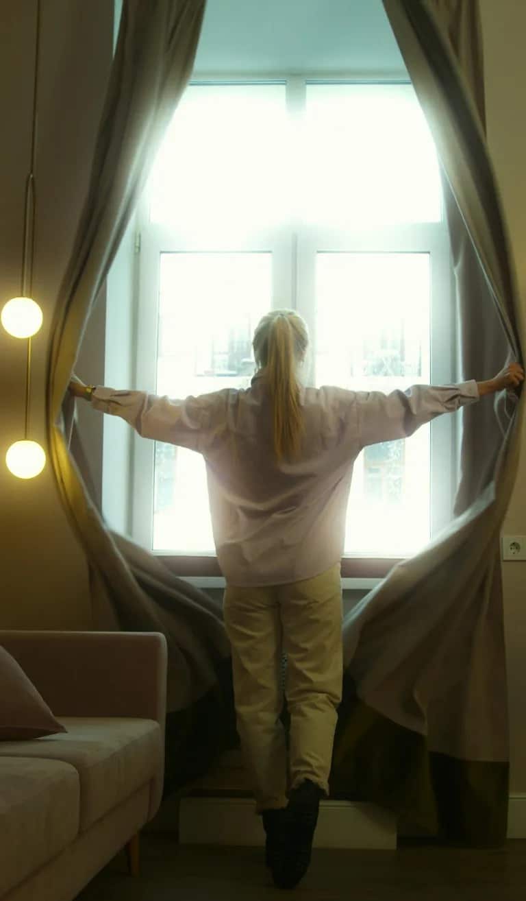 Julie exposait ses dessous devant la chambre de mon fils : ma réponse avec une culotte géante lui a cloué le bec