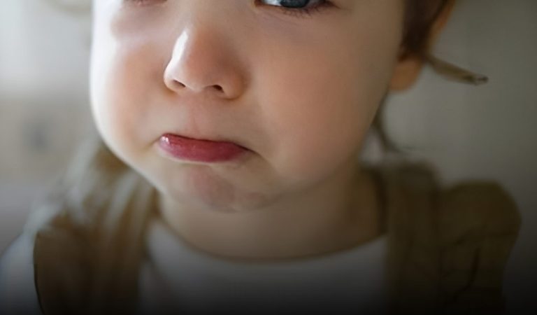 Ohne das Gefühl, geliebt zu werden: Wie fehlende Zuneigung in der Kindheit das Erwachsenenleben prägt