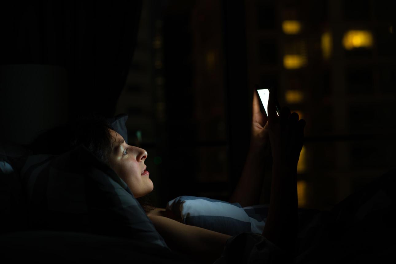 Ein Handy im Dunkeln, das blaues Licht ausstrahlt