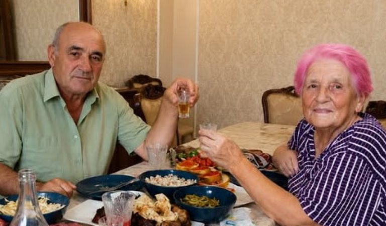 35 Jahre Zwang zum abendlichen Glas: Eine geheime Familiengeschichte enthüllt