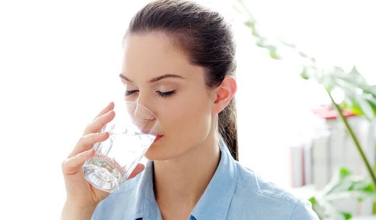 Täglich acht Gläser Wasser trinken: So gelingt die optimale Verteilung über den Tag